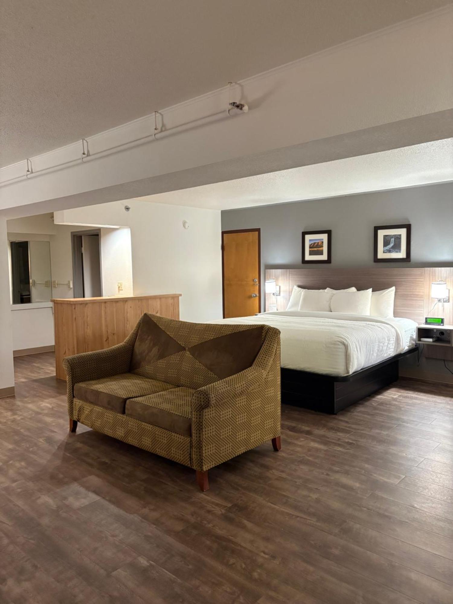 Clarion Inn & Suites And Convention Center Kearney Extérieur photo