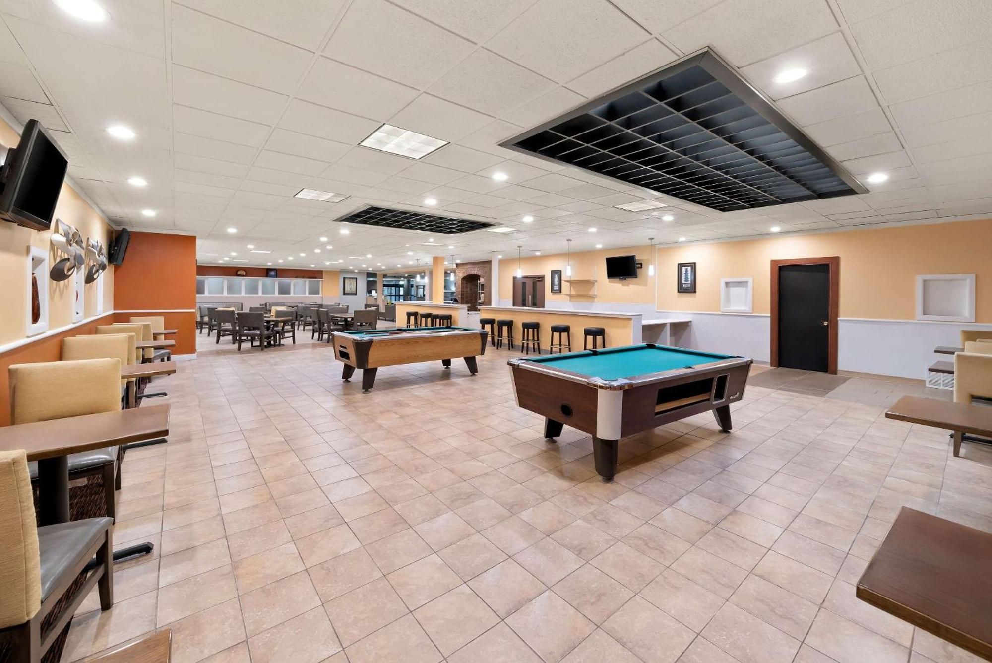 Clarion Inn & Suites And Convention Center Kearney Extérieur photo