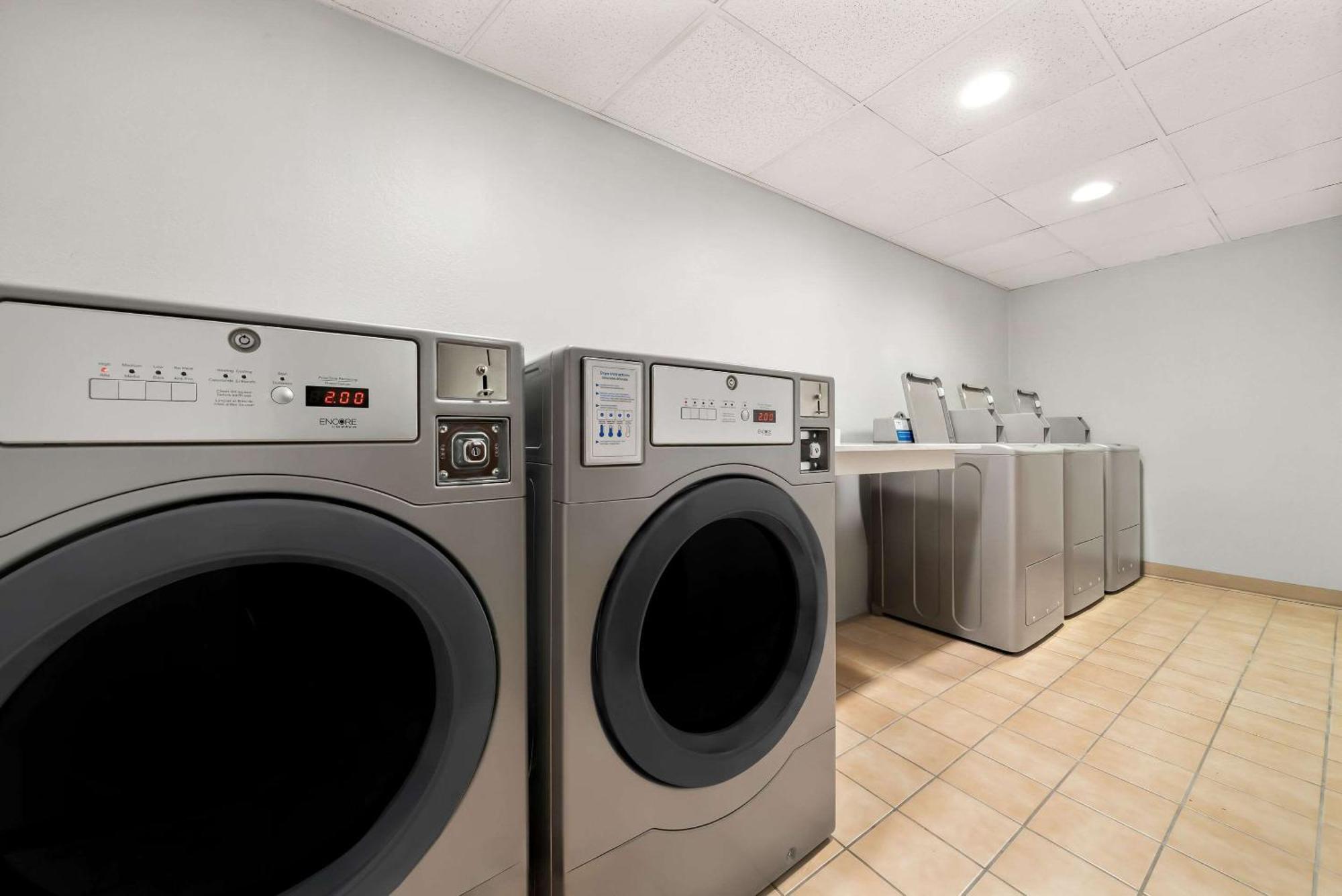 Clarion Inn & Suites And Convention Center Kearney Extérieur photo