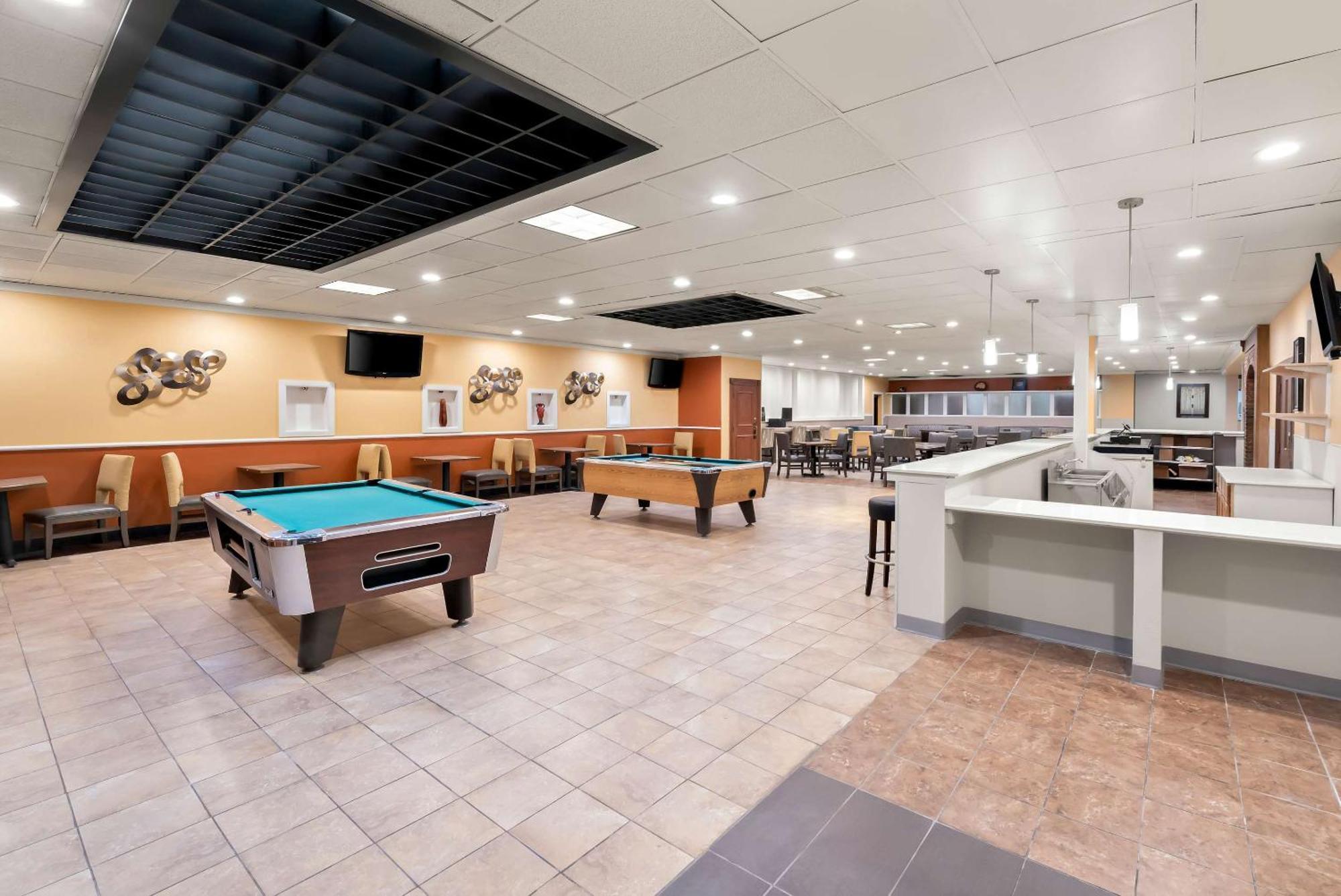 Clarion Inn & Suites And Convention Center Kearney Extérieur photo