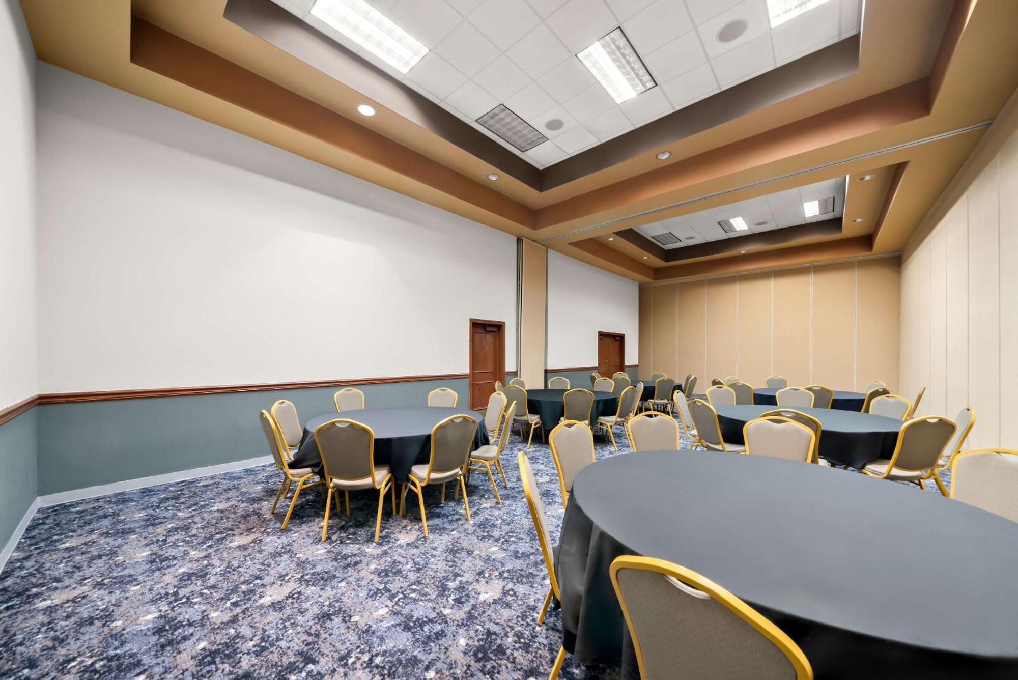 Clarion Inn & Suites And Convention Center Kearney Extérieur photo