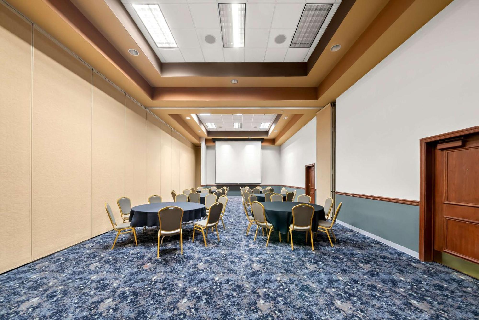 Clarion Inn & Suites And Convention Center Kearney Extérieur photo
