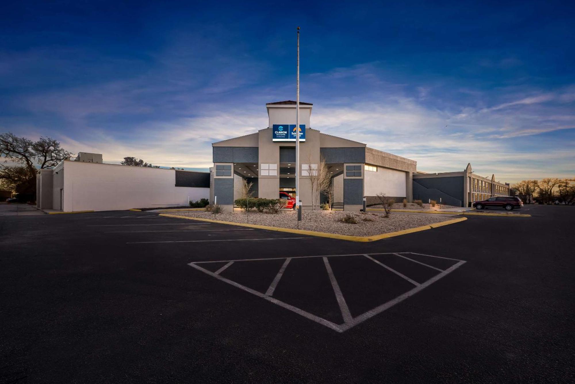Clarion Inn & Suites And Convention Center Kearney Extérieur photo