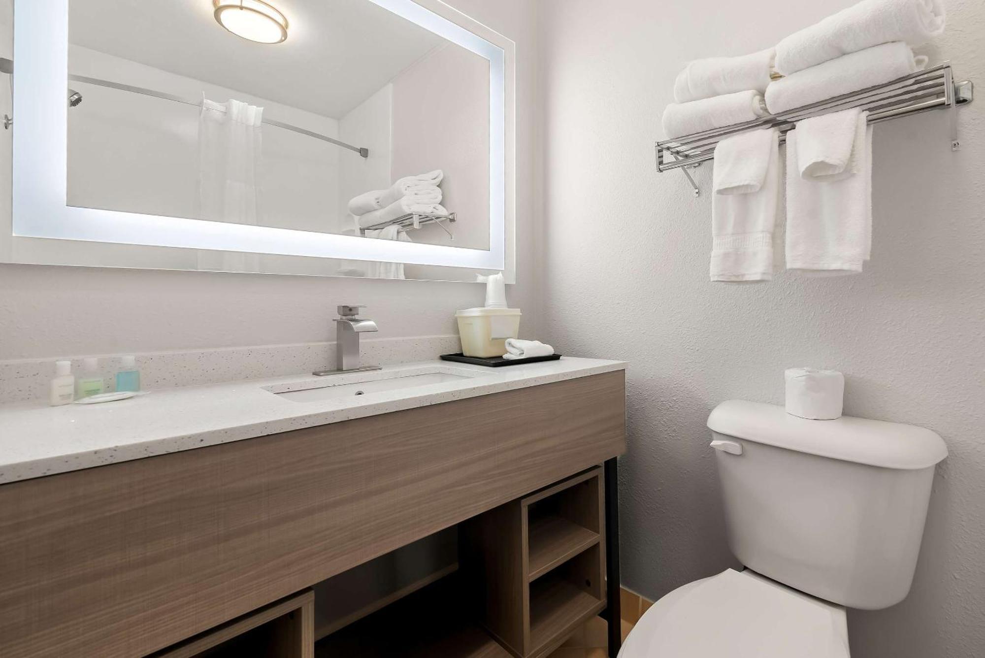 Clarion Inn & Suites And Convention Center Kearney Extérieur photo