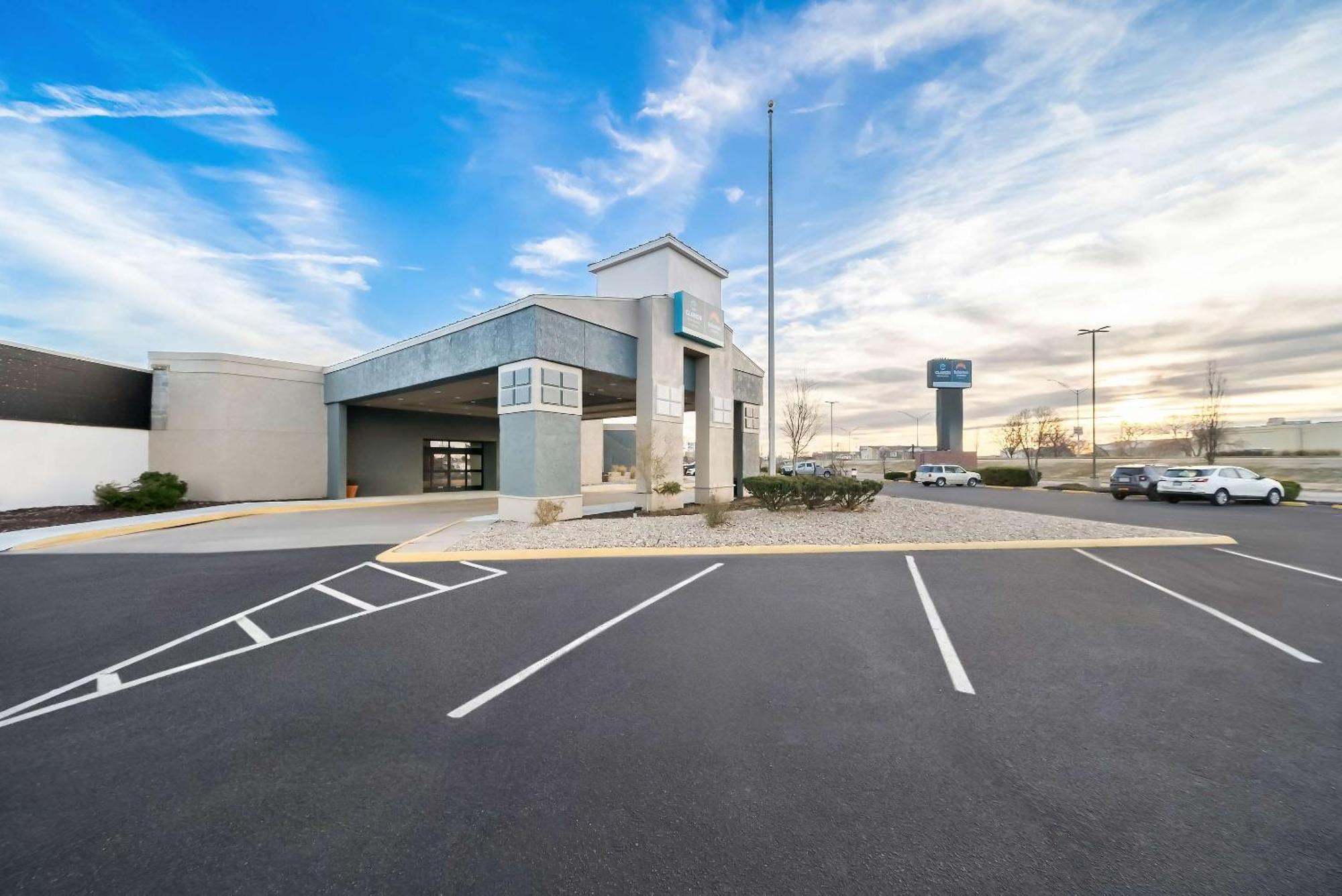 Clarion Inn & Suites And Convention Center Kearney Extérieur photo